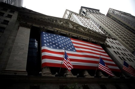 Wall Street ouvre en baisse, l'oeil sur les taux obligataires